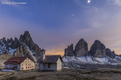 Il rifugio Locatelli, le Tre cime di Lavaredo e il monte Paterno di notte