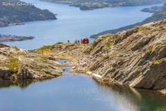 Il bivacco Petazzi con il lago Ledù e il lago di Como