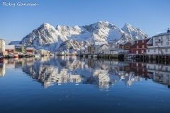 Henningsvær tra i fiordi norvegesi