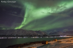 Aurora boreale tra i fiordi norvegesi