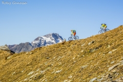 Passo degli Ometti, in mountain bike davanti al monte Disgrazia