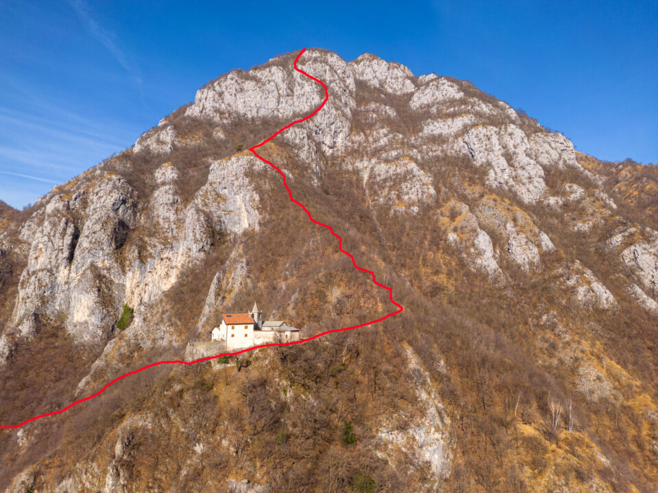 Dalla chiesa di Santa Maria sopra Olcio, il tracciato del primo tratto del sentiero attrezzato 17b