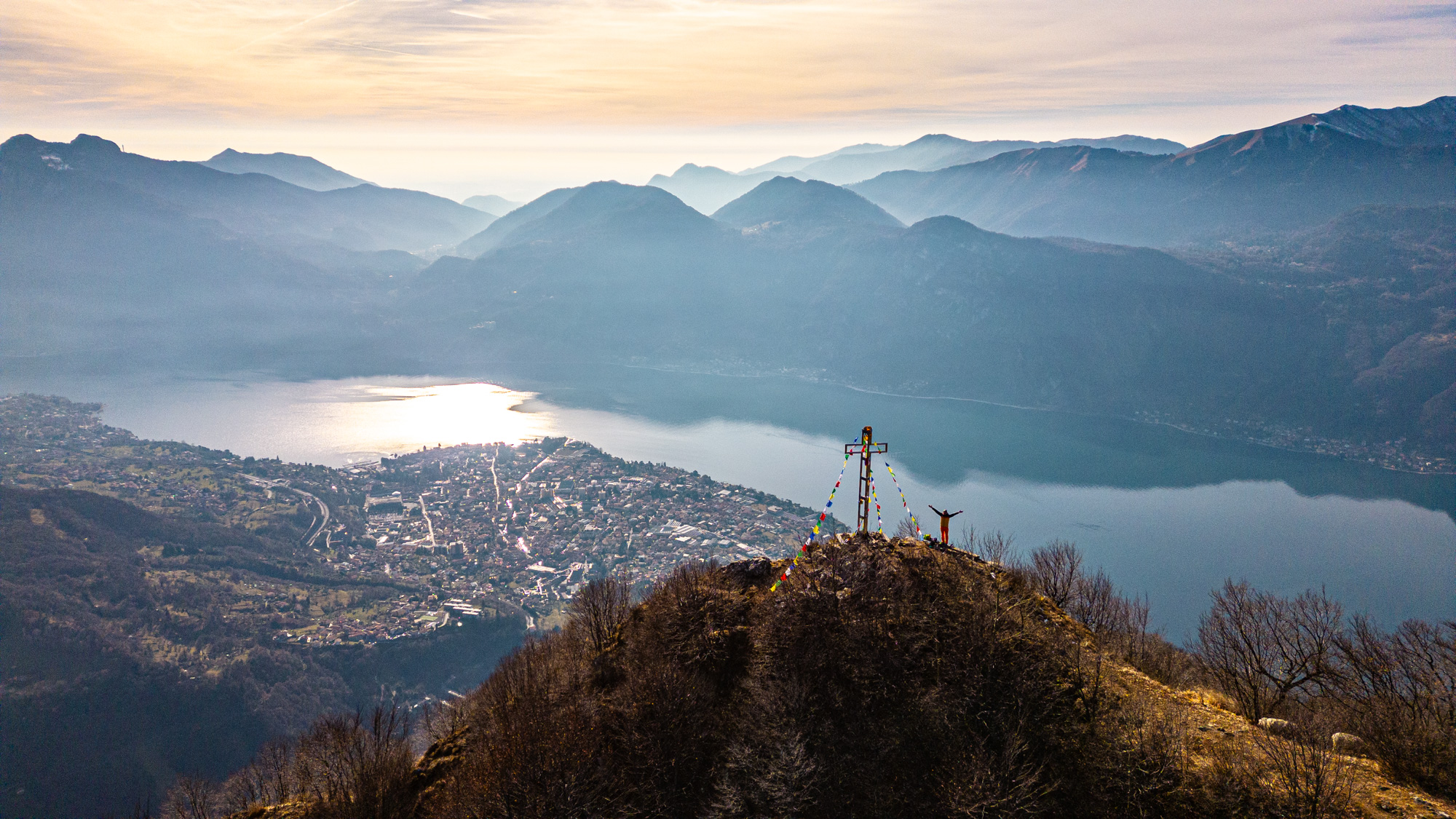 La croce di vetta dello Zucco di Sileggio sovrasta Mandello del Lario e il lago di Como